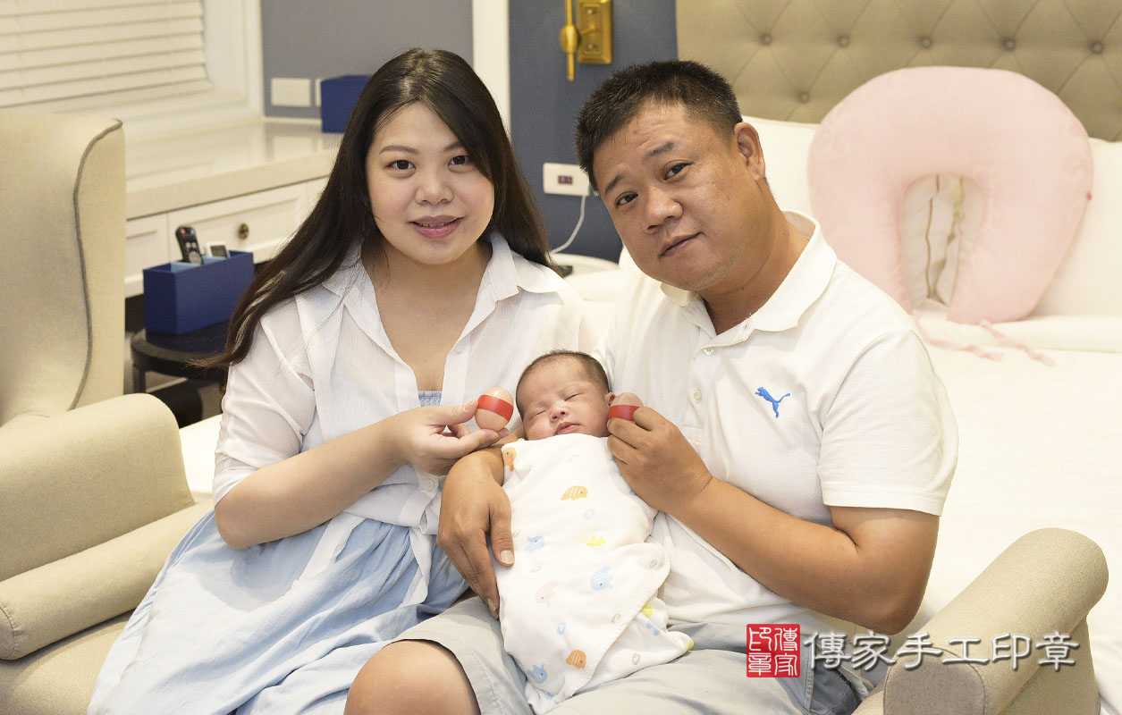剃胎毛、滿月剃頭、嬰兒剃頭、嬰兒理髮、嬰兒剃髮、嬰兒剃胎毛、嬰兒滿月剃頭、寶寶剃頭、剃胎毛儀式、剃胎毛吉祥話、滿月剃頭儀式、滿月剃頭吉祥話、寶寶剃胎毛、寶寶滿月剃頭理髮、 桃園市八德區剃胎毛、桃園市八德區滿月剃頭、桃園市八德區嬰兒剃頭剃胎毛、桃園市八德區嬰兒理髮、新竹市嬰兒剃髮、 方寶寶(桃園市八德區嬰兒寶寶滿月剃頭理髮、免費嬰兒剃胎毛儀式吉祥話)。中國風會場，爸媽寶貝免費穿「日中韓」古裝禮服。專業拍照、DVD光碟、證書。★購買「臍帶章、肚臍章、胎毛筆刷印章」贈送：剃頭、收涎、抓周，三選一。2020.07.08照片4