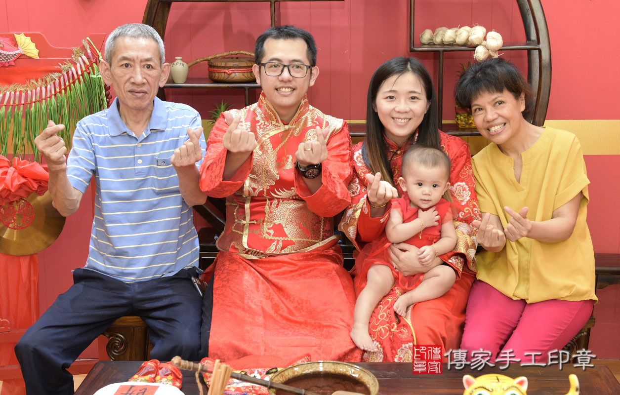 桃園市八德區簡寶寶古禮抓周祝福活動:大合照。 桃園店抓周。照片24