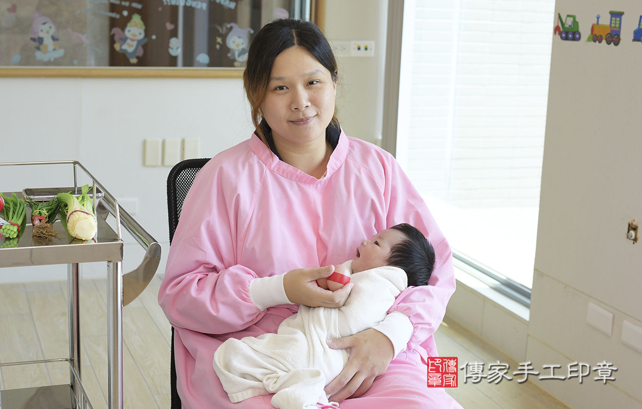 剃胎毛、滿月剃頭、嬰兒剃頭、嬰兒理髮、嬰兒剃髮、嬰兒剃胎毛、嬰兒滿月剃頭、寶寶剃頭、剃胎毛儀式、剃胎毛吉祥話、滿月剃頭儀式、滿月剃頭吉祥話、寶寶剃胎毛、寶寶滿月剃頭理髮、 桃園市八德區剃胎毛、桃園市八德區滿月剃頭、桃園市八德區嬰兒剃頭剃胎毛、桃園市八德區嬰兒理髮、新竹市嬰兒剃髮、 張寶寶(桃園市八德區嬰兒寶寶滿月剃頭理髮、免費嬰兒剃胎毛儀式吉祥話)。中國風會場，爸媽寶貝免費穿「日中韓」古裝禮服。專業拍照、DVD光碟、證書。★購買「臍帶章、肚臍章、胎毛筆刷印章」贈送：剃頭、收涎、抓周，三選一。2020.08.25照片3