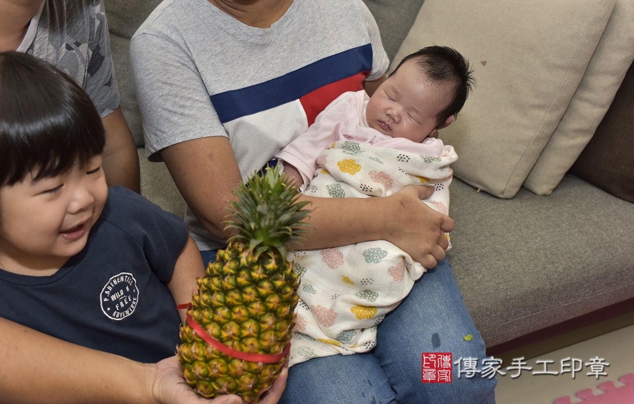 剃胎毛、滿月剃頭、嬰兒剃頭、嬰兒理髮、嬰兒剃髮、嬰兒剃胎毛、嬰兒滿月剃頭、寶寶剃頭、剃胎毛儀式、剃胎毛吉祥話、滿月剃頭儀式、滿月剃頭吉祥話、寶寶剃胎毛、寶寶滿月剃頭理髮、 台北市文山區剃胎毛、台北市文山區滿月剃頭、台北市文山區嬰兒剃頭剃胎毛、台北市文山區嬰兒理髮、台北市嬰兒剃髮、 許寶寶(台北市文山區到府嬰兒寶寶滿月剃頭理髮、到府嬰兒剃胎毛儀式吉祥話)。到府剃頭剃胎毛主持、專業拍照、DVD光碟、證書。★購買「臍帶章、肚臍章、胎毛筆刷印章」贈送：剃頭、收涎、抓周，三選一。2020.11.08照片25