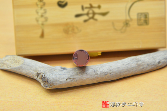 電腦刻印印章 :玫瑰紅檀木臍帶章實際成品、印章作品分享、玫瑰紅檀木印章材質介紹。(臍帶印章、肚臍章、肚臍印章,胎毛印章,一圓一方),傳家印章台中店。2021.01.25照片73373146158.jpg