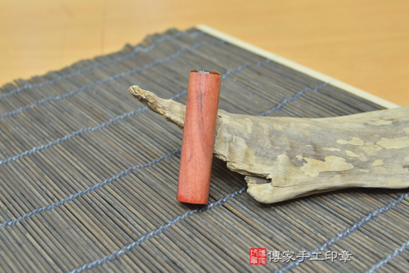 電腦刻印印章 :玫瑰紅檀木臍帶章實際成品、印章作品分享、玫瑰紅檀木印章材質介紹。(臍帶印章、肚臍章、肚臍印章,胎毛印章,一圓一方),傳家印章台中店。2021.02.25照片93950178061.jpg