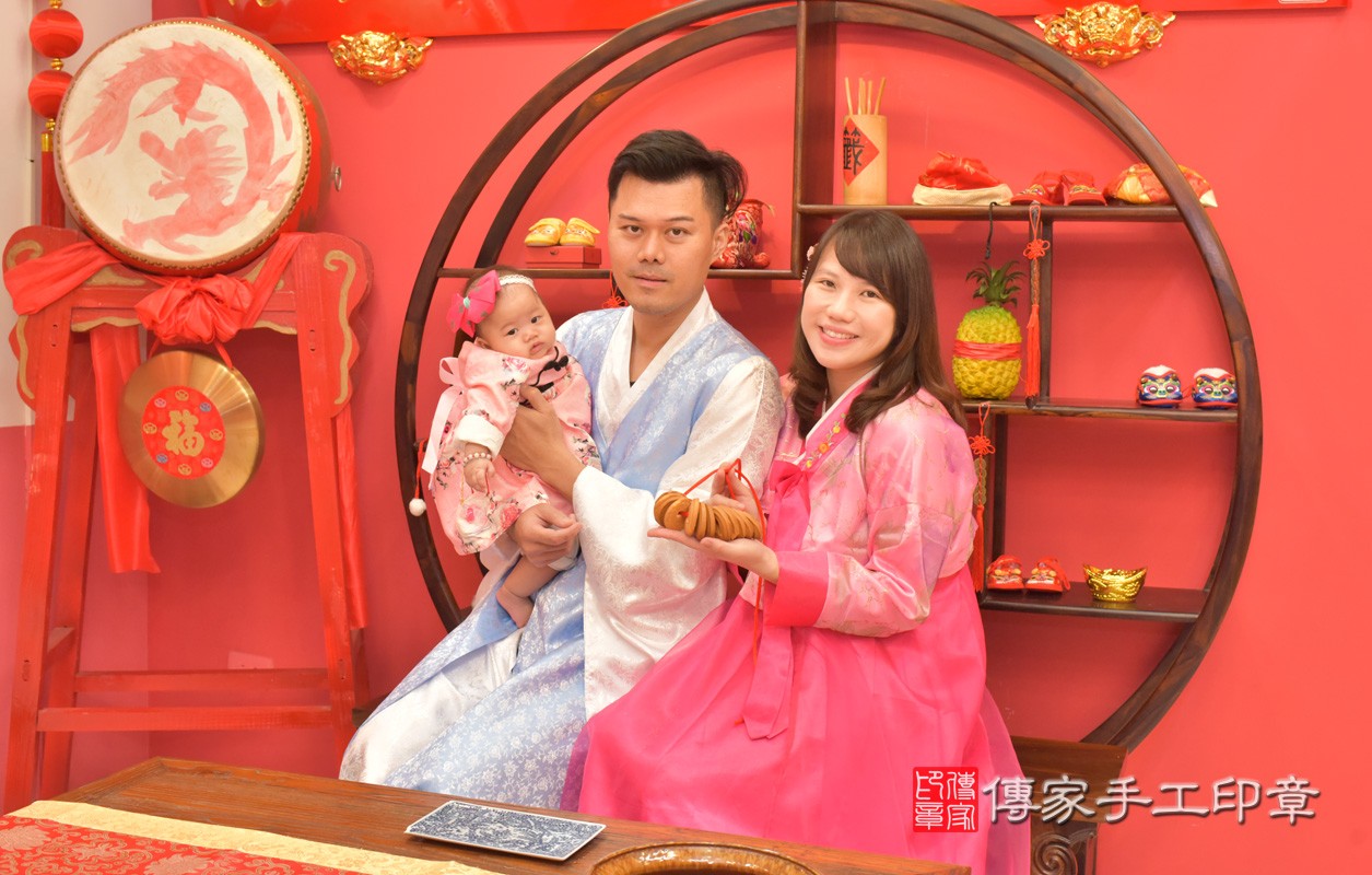 台中市北區盧寶寶古禮收涎祝福活動:為寶寶戴上收涎餅乾。照片2