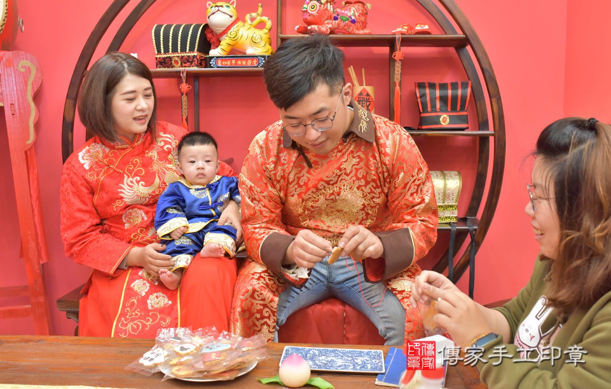 台中市北區楊寶寶古禮收涎祝福活動:為寶寶戴上收涎餅乾。照片1
