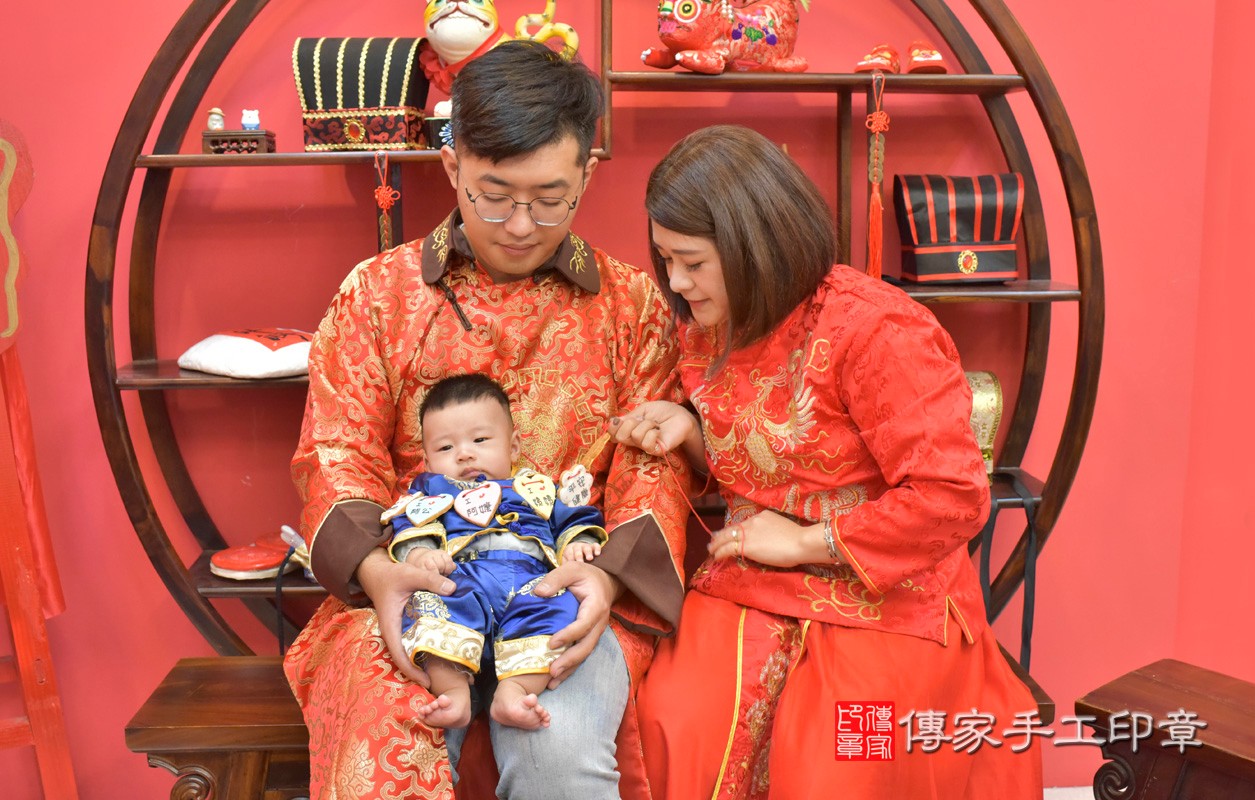 台中市北區楊寶寶古禮收涎祝福活動:為寶寶戴上收涎餅乾。照片3