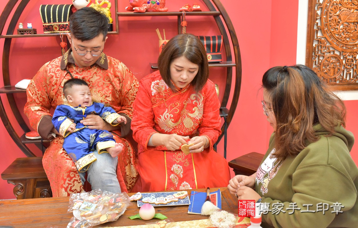 台中市北區楊寶寶古禮收涎祝福活動:為寶寶戴上收涎餅乾。照片2