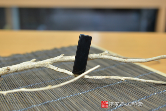 半手工噴砂印章:全黑黑曜石臍帶章實際成品、印章作品分享、全黑黑曜石印章材質介紹。(臍帶印章、肚臍章、肚臍印章,胎毛印章,一圓一方,傳家印章台中店。2021.03.07照片105506364182.jpg