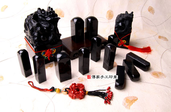 半手工噴砂印章:全黑黑曜石臍帶章實際成品、印章作品分享、全黑黑曜石印章材質介紹。(臍帶印章、肚臍章、肚臍印章,胎毛印章,一圓一方,傳家印章台中店。2021.03.07照片105507123003.jpg