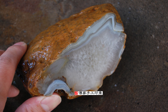 161572全手工噴砂印章:原色瑪瑙胎毛章實際成品、印章作品分享、原色瑪瑙印章材質介紹。(臍帶印章、肚臍章、肚臍印章,胎毛印章,一圓一方,傳家印章台中店。2021.03.14照片4378919043.jpg