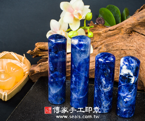 半手工噴砂：靛藍色澤~頂級藍紋石實際成品、藍紋石印章材質介紹。（開運印章、個人印章、銀行印鑑，一圓一方）傳家印章台中店。2022.03.21