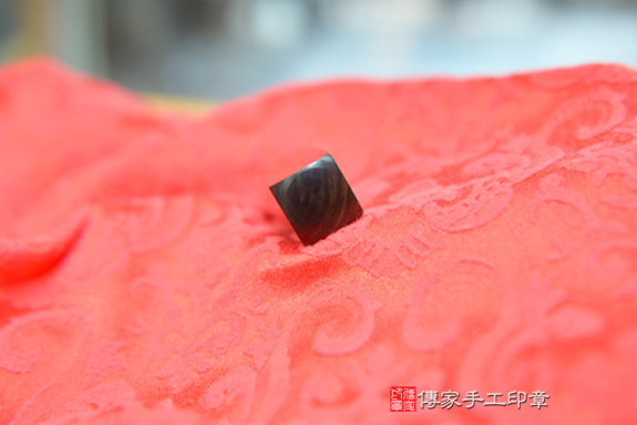 電腦刻印印章:虎紋黑檀木開運印章實際成品、印章作品分享、虎紋黑檀木印章材質介紹。(銀行印鑑,一圓一方),傳家印章台中店。2021.03.22照片90489290432.jpg