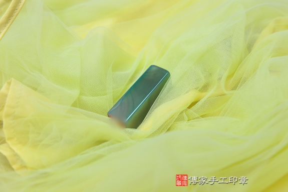 半手工噴砂印章:綠瑪瑙臍帶胎毛章實際成品、印章作品分享、綠瑪瑙印章材質介紹。(臍帶印章、肚臍章、肚臍印章,臍帶印章,一圓一方)傳家手工印章台中店。2021.03.29照片7565447788.jpg