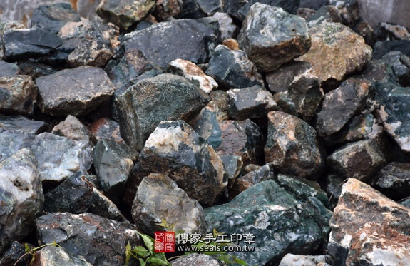 全手工噴砂印章:水草玉臍帶章實際成品、印章作品分享、水草玉印章材質介紹。(臍帶印章、肚臍章、肚臍印章,胎毛印章,一圓一方)傳家手工印章台中店。2021.03.30照片999602592.jpg