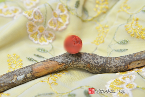 全手工篆刻印章:琥珀檀香木臍帶章實際成品、印章作品分享、琥珀檀香木印章材質介紹。(臍帶印章、肚臍章、肚臍印章,胎毛印章,一圓一方,傳家手工印章台中店。2020.03.31照片57925494372.jpg