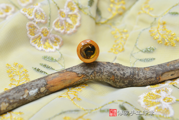 全手工篆刻印章:琥珀檀香木臍帶章實際成品、印章作品分享、琥珀檀香木印章材質介紹。(臍帶印章、肚臍章、肚臍印章,胎毛印章,一圓一方,傳家手工印章台中店。2020.03.31照片57925947992.jpg