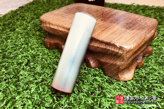 電腦刻印印章：赤牛角個人印章實際成品、赤牛角印章材質介紹。（臍帶印章、肚臍章、肚臍印章，一圓一方）傳家印章高雄店。2021.05.03