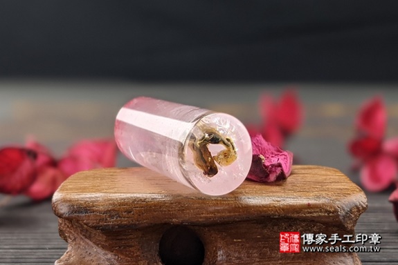 全手工噴砂印章：粉晶臍帶章實際成品、印章作品分享、粉晶印章材質介紹。（臍帶印章、肚臍章、肚臍印章，胎毛印章，一圓一方），傳家印章高雄店。2021.05.08