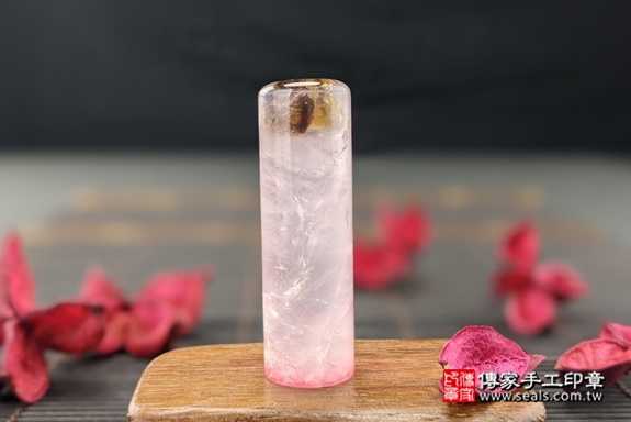 全手工噴砂印章：粉晶臍帶章實際成品、印章作品分享、粉晶印章材質介紹。（臍帶印章、肚臍章、肚臍印章，胎毛印章，一圓一方），傳家印章高雄店。2021.05.08