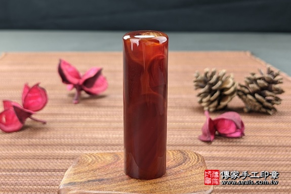 半手工噴砂印章：紅瑪瑙臍帶章實際成品、印章作品分享、紅瑪瑙印章材質介紹。（臍帶印章、肚臍章、肚臍印章，一圓一方）傳家手工印章高雄店。2021.05.11