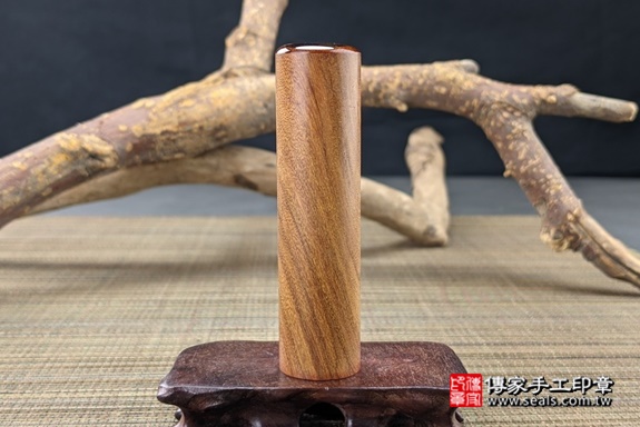 電腦刻印印章：黃金大葉綠檀臍髮印章實際成品、黃金大葉綠檀印章材質介紹。（臍帶印章、肚臍章、肚臍印章，胎毛印章，一圓一方），傳家手工印章高雄店2021.05.20
