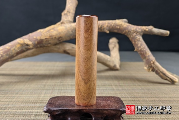 電腦刻印印章：黃金大葉綠檀臍髮印章實際成品、黃金大葉綠檀印章材質介紹。（臍帶印章、肚臍章、肚臍印章，胎毛印章，一圓一方），傳家手工印章高雄店2021.05.20