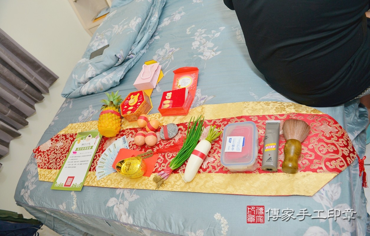 這是家人特別請傳家幫忙準備的六禮喔，家人們也有位寶寶準備金飾喔。