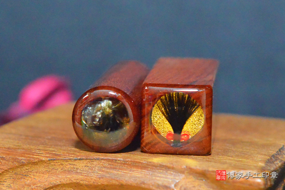 電腦刻印印章:紅紫檀木臍帶胎毛印章實際成品、印章作品分享、紅紫檀木印章材質介紹。(臍帶印章、肚臍章、肚臍印章,胎毛印章,一圓一方),傳家印章台中店。2021.05.28的照片6864402660.jpg