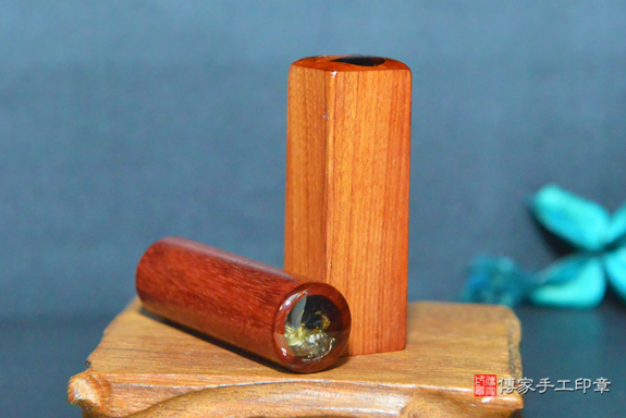 電腦刻印印章:紅紫檀木臍帶胎毛印章實際成品、印章作品分享、紅紫檀木印章材質介紹。(臍帶印章、肚臍章、肚臍印章,胎毛印章,一圓一方),傳家印章台中店。2021.05.28的照片6864419517.jpg