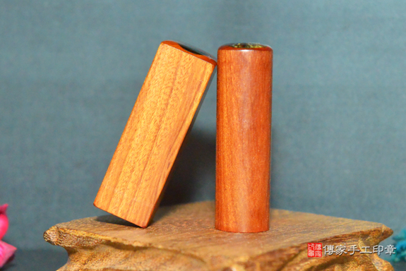 電腦刻印印章:紅紫檀木臍帶胎毛印章實際成品、印章作品分享、紅紫檀木印章材質介紹。(臍帶印章、肚臍章、肚臍印章,胎毛印章,一圓一方),傳家印章台中店。2021.05.28的照片6864429113.jpg