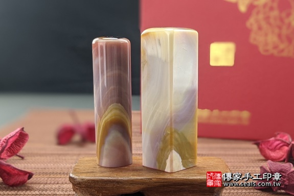 半手工噴砂印章：彩虹瑪瑙臍髮印章實際成品、彩虹瑪瑙印章材質介紹。（臍帶印章、肚臍章、肚臍印章，胎毛印章，一圓一方）傳家印章高雄店。2021.05.29