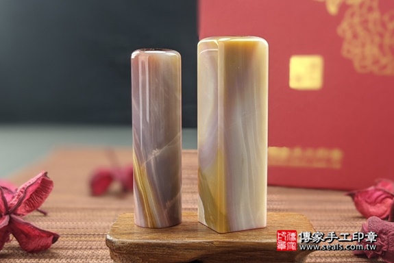 半手工噴砂印章：彩虹瑪瑙臍髮印章實際成品、彩虹瑪瑙印章材質介紹。（臍帶印章、肚臍章、肚臍印章，胎毛印章，一圓一方）傳家印章高雄店。2021.05.29