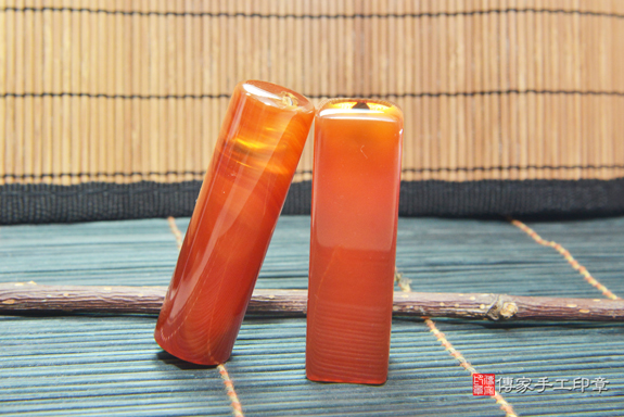 全手工噴砂印章:紅瑪瑙臍帶章和胎毛章實際成品、印章作品分享、紅瑪瑙印章材質介紹。(臍帶印章、肚臍章、肚臍印章,胎毛印章,一圓一方)傳家手工印章台中店。2021.06.03的照片89896687747.jpg