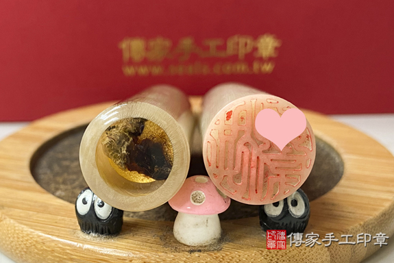 電腦刻印印章:赤牛角臍帶章實際成品、印章作品分享、赤牛角印章材質介紹。(臍帶印章、肚臍章、肚臍印章,胎毛印章,一圓一方),傳家手工印章台中店。2021.06.16照片737189655381.jpg