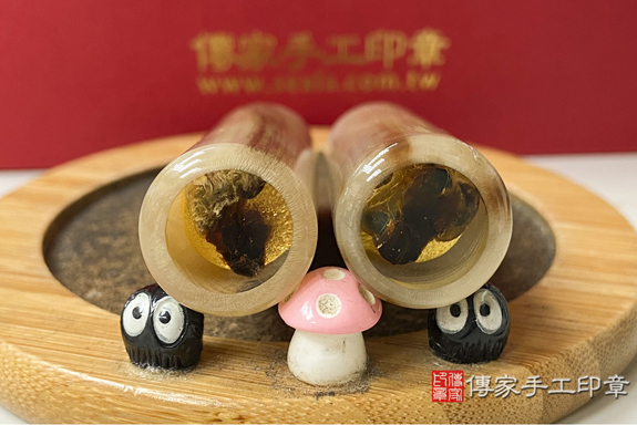電腦刻印印章:赤牛角臍帶章實際成品、印章作品分享、赤牛角印章材質介紹。(臍帶印章、肚臍章、肚臍印章,胎毛印章,一圓一方),傳家手工印章台中店。2021.06.16照片737189770698.jpg