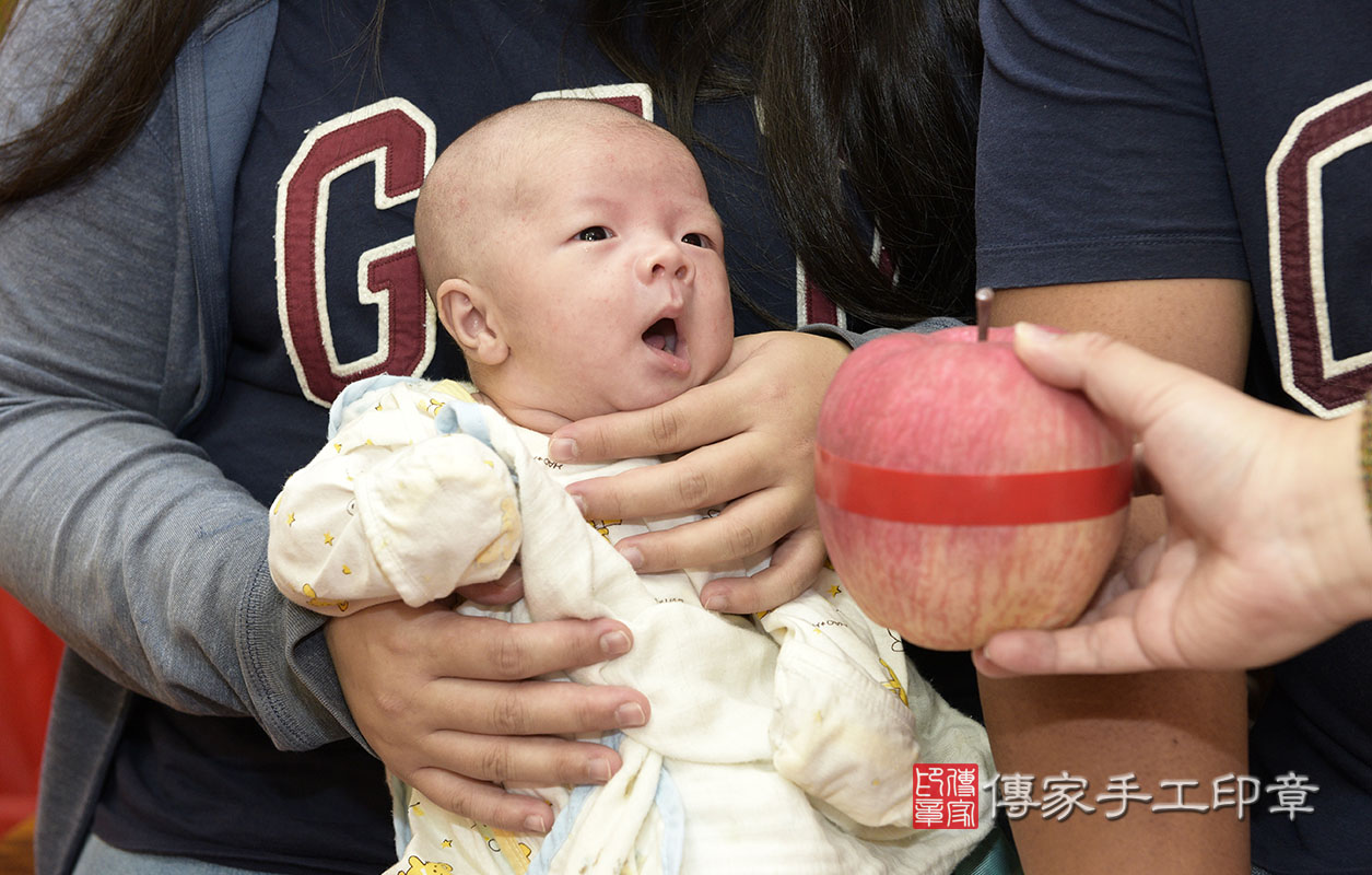 寶寶準備蘋果。  蘋果「代表的含意：平平安安」  讓寶寶健健康康，也讓寶寶平平安安無憂無慮快樂的長大喔