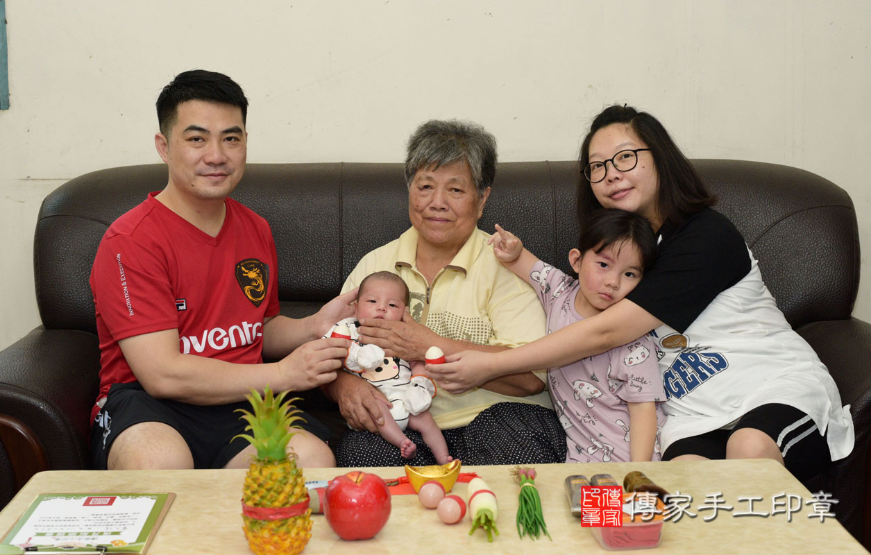為曾寶寶準備圓的鴨蛋兩顆。