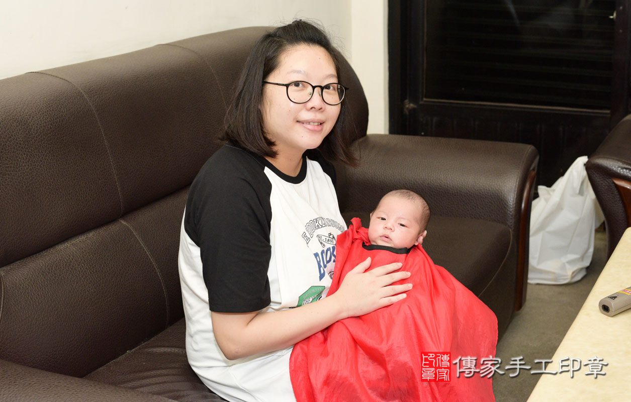 曾寶寶要開始剃頭囉， 剃頭象徵今天從頭開始、圓圓滿滿喔～