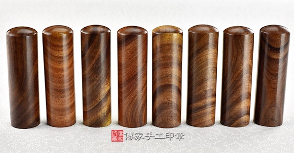 這是一款非常有質感的咖啡色木材~這種顏色特別稀有~ 搭配特殊木紋~看上去真的超級好看~~傳家印章桃園店。2022.07.22