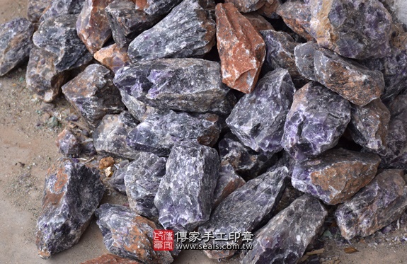 紫水晶的原礦照片13