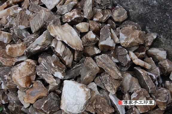 新疆白玉的原礦照片