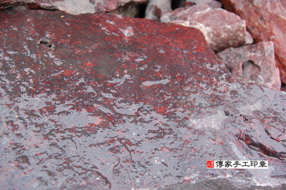 紅礦雞血玉的原礦照片