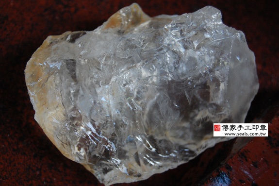  白水晶的原礦照片 8