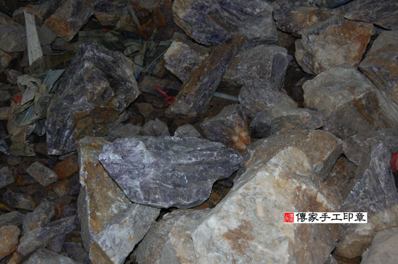 紫水晶的原礦照片1