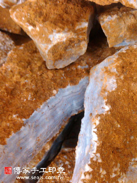 巴西藍紋玉的原礦照片