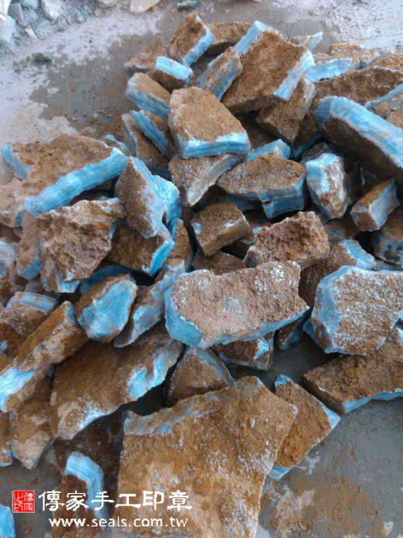 巴西藍紋玉的原礦照片