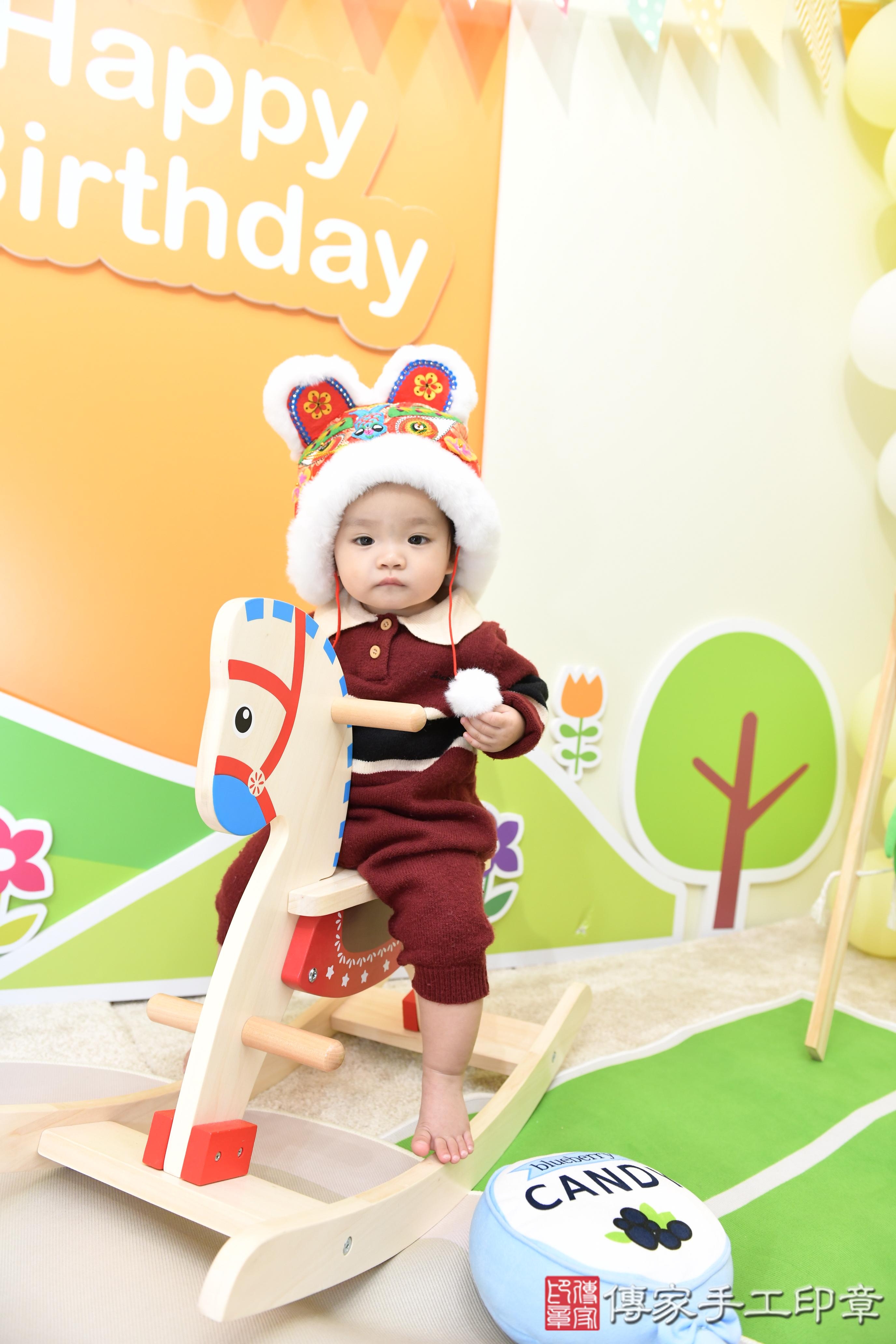 2026-03-22在笑聲與祝福中，紀錄屬於我們的第一個里程碑。台南市永康盈盈寶貝抓周推薦：傳家台南店抓周度脺會場，嬰兒古禮抓周流程儀式吉祥話、抓周道具物品24種、拍照。抓周證書。2026年03月15日照：5