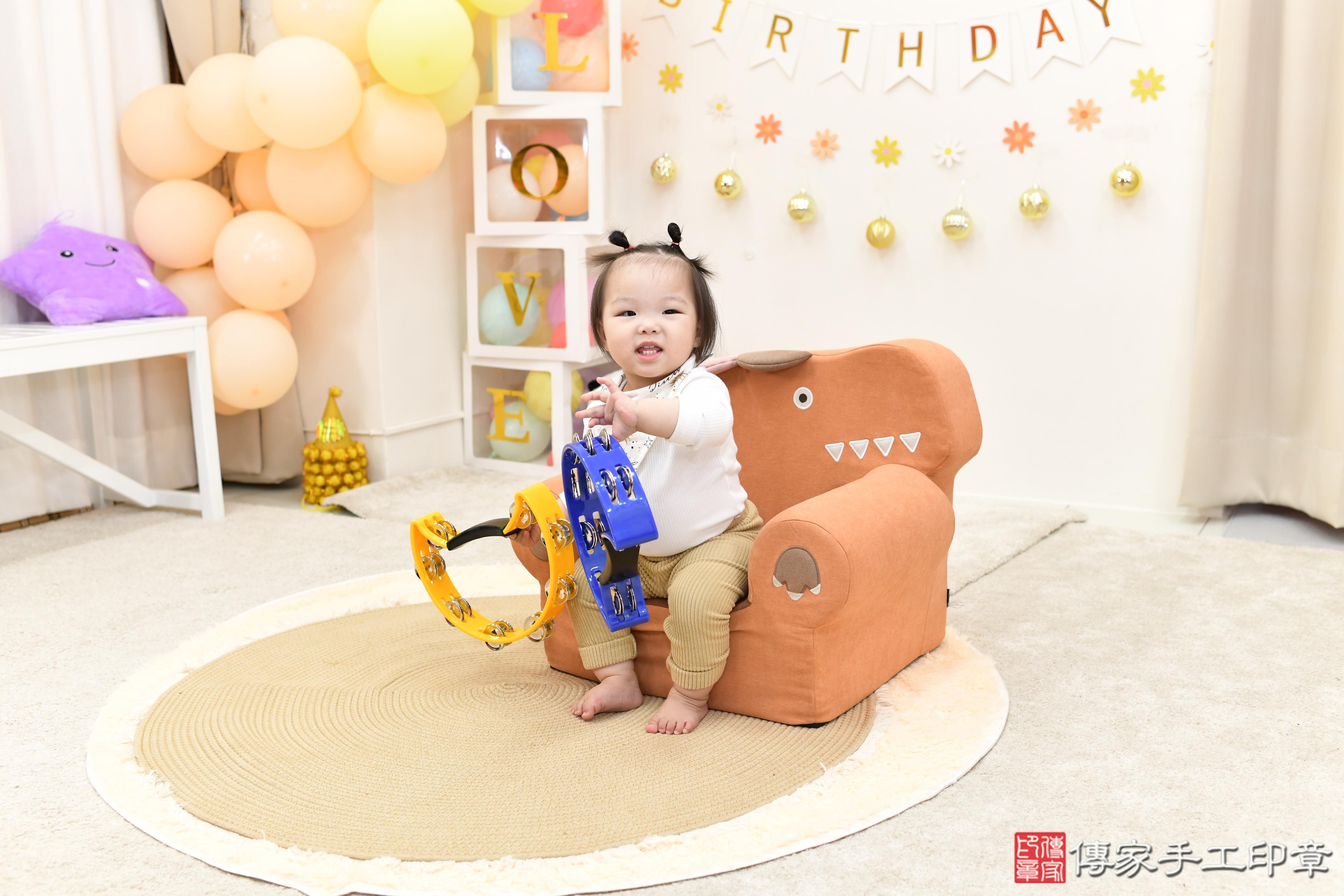 2026-03-22一歲抓週，百般祝福圍繞！高雄市鳳山區翎翎寶貝抓周推薦：傳家高雄店抓周度脺中國風會場，嬰兒古禮抓周流程儀式吉祥話、抓周道具物品24種、拍照。抓周證書。2025年12月27日照：12