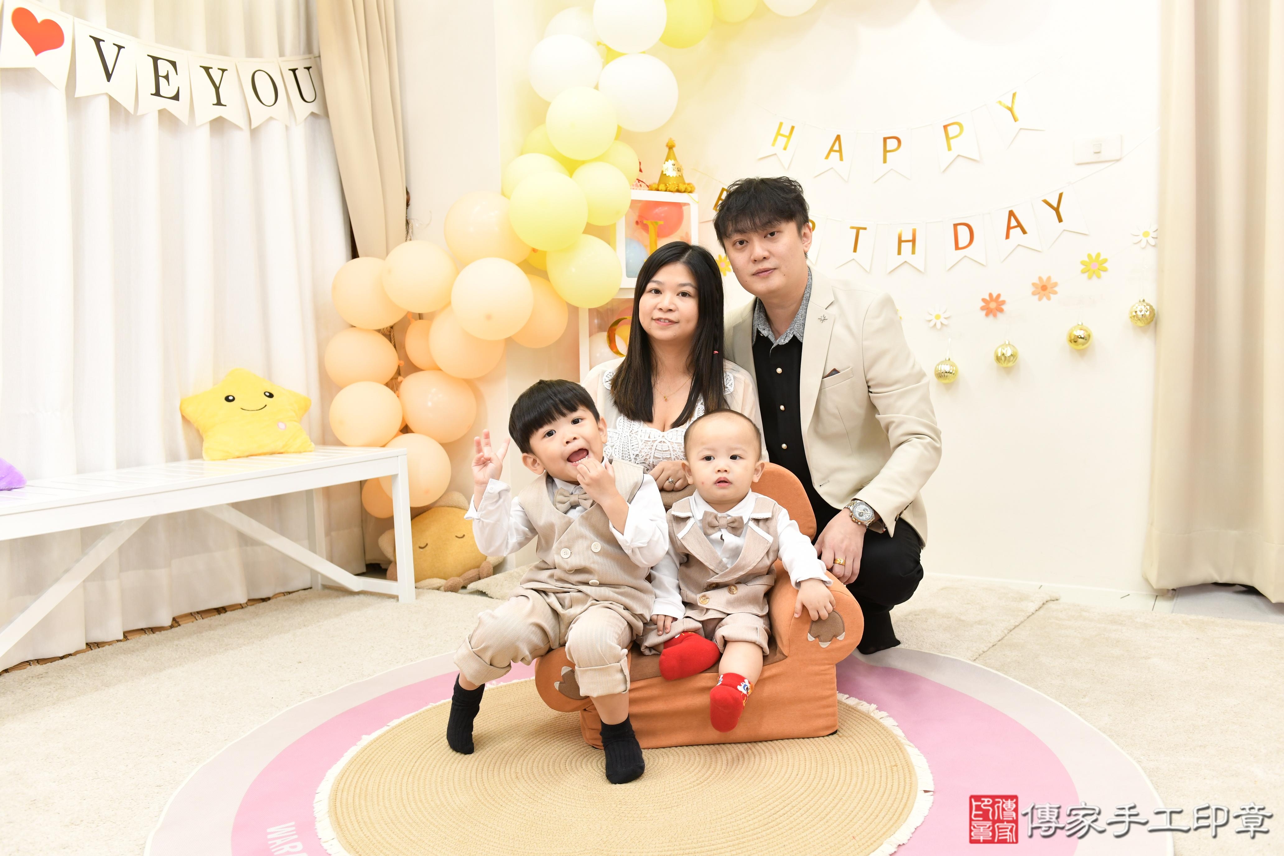 2026-03-22在笑聲與祝福中，紀錄屬於我們的第一個里程碑。高雄市鳳山區儒儒寶貝抓周推薦：傳家高雄店抓周度脺中國風會場，嬰兒古禮抓周流程儀式吉祥話、抓周道具物品24種、拍照。抓周證書。2025年12月29日照：10