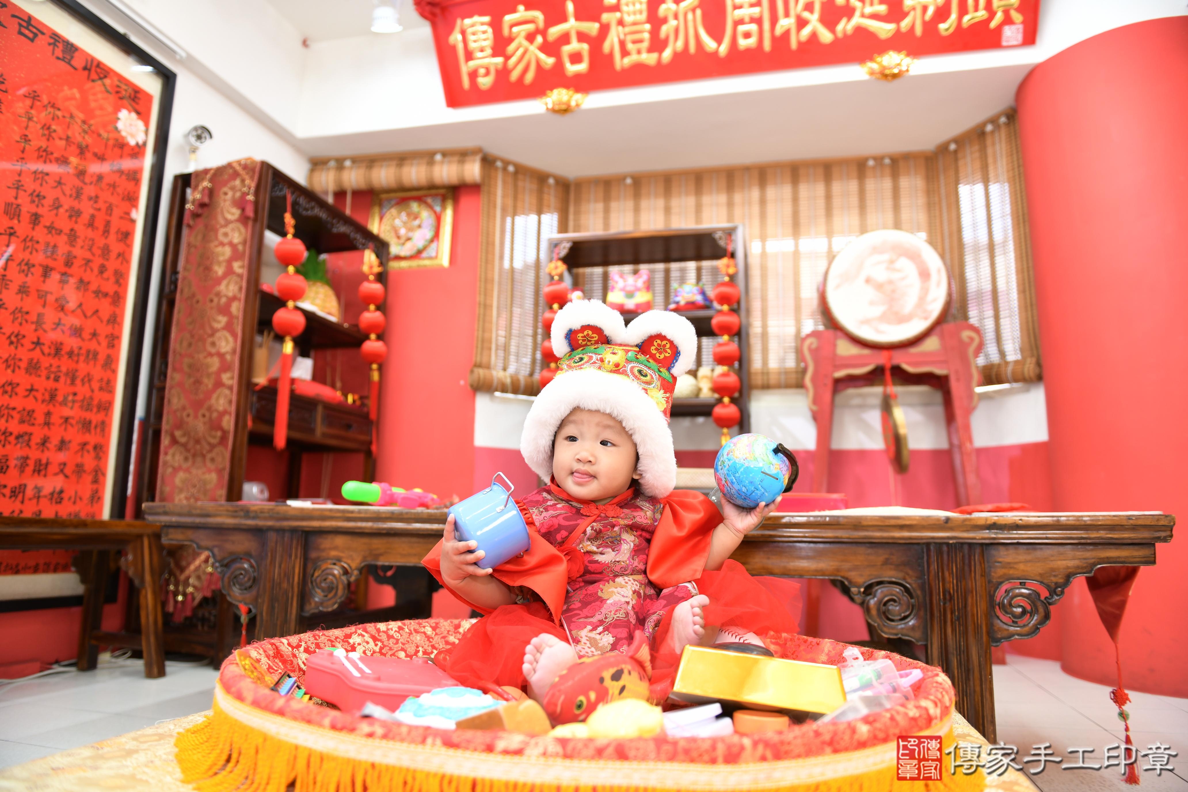 從古時傳承至今的「抓周」儀式，是寶寶滿周歲時的重要禮俗之一。高雄市 .....照：1