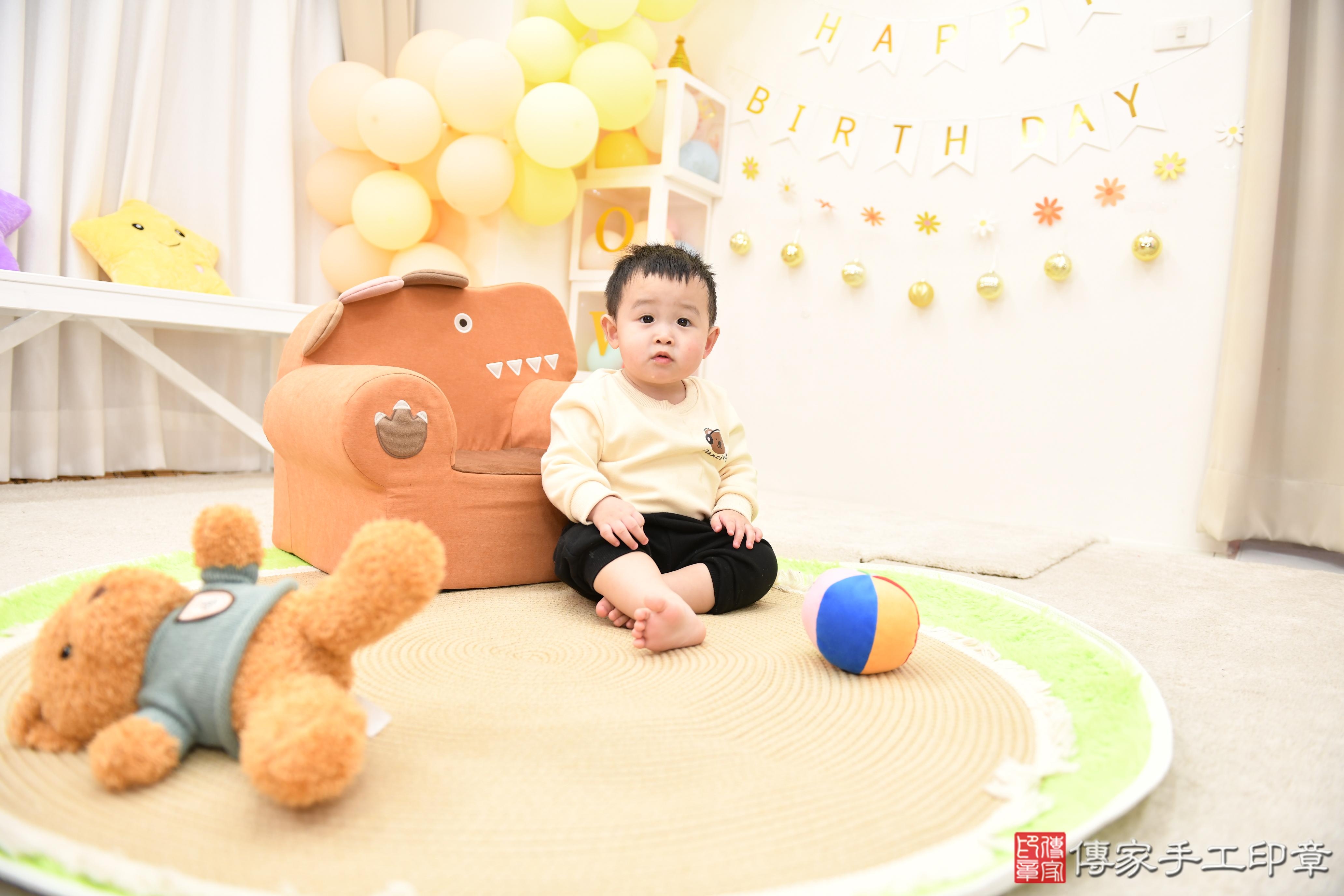 2026-03-24寶寶抓周你的到來，是我們生命的延續。高雄市鳳山區哲哲寶貝抓周推薦：傳家高雄店抓周度脺中國風會場，嬰兒古禮抓周流程儀式吉祥話、抓周道具物品24種、拍照。抓周證書。2026年01月06日照：2